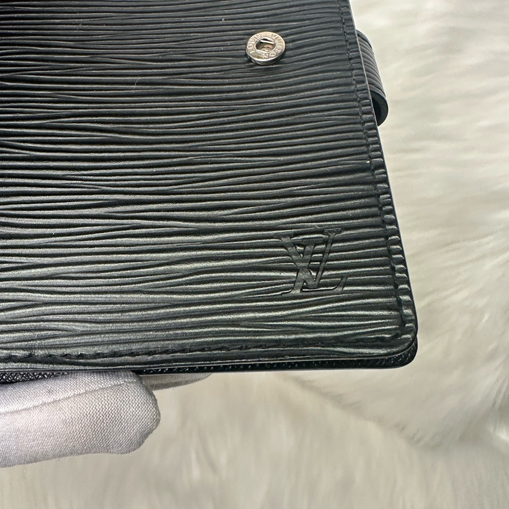 Louis Vuitton - Picture 9 of 17